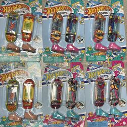 Brand New Hot Wheels Skate Miniature Finger Skateboard Set