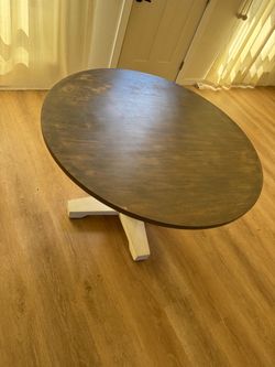 Round dining table
