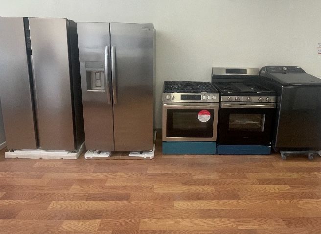 NEW Frigidaire SxS Stainless 