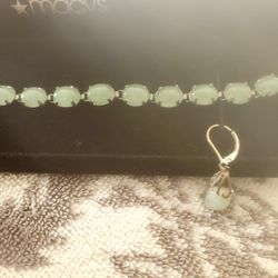 MACYS.  JADE BRACELET/ EARRING  SET