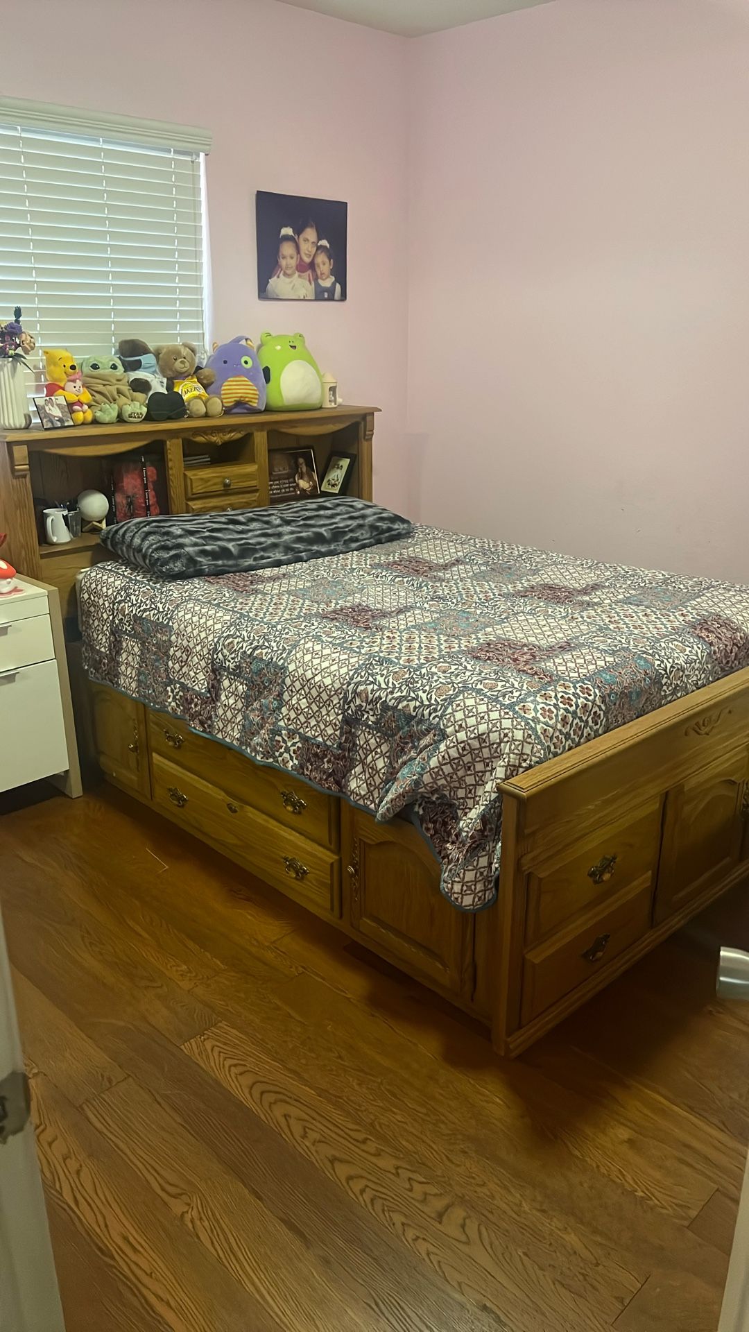 Queen Oakwood Bed + Vanity Set