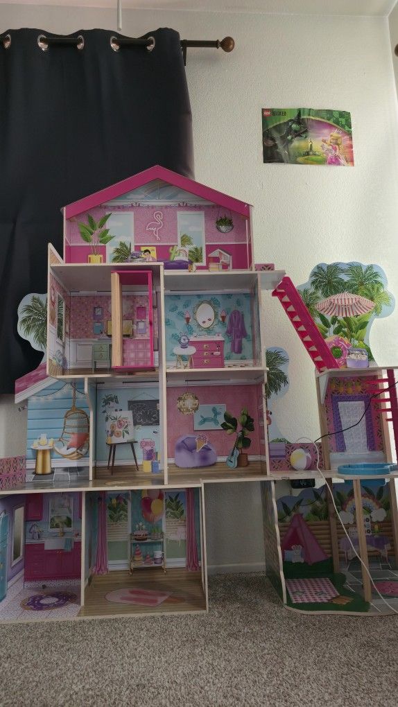 Doll House With Accesories 