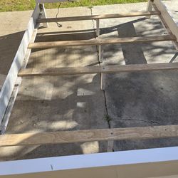 Vendo base en buen estado no más ocupado una limpiada pido $80 y tiene luz