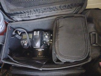 Camera Bag With 2 Lenses, Flash & BROKEN Nikon D200 - SEE DESCRIPTION 