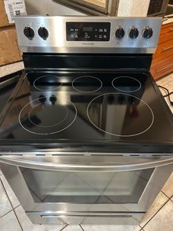 Frigidaire electric stove range 30”