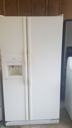 Photo Whirlpool side by side refrigerator with water and ice in door Works great