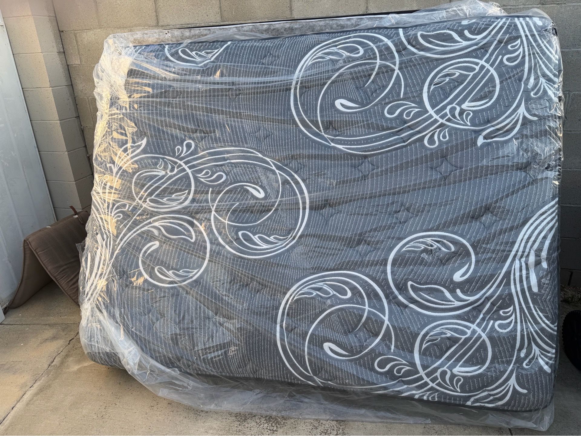Queen mattress and boxspring