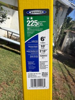 Werner 6’ Fiberglass Step Ladder – 225 lb Capacity – Excellent Condition