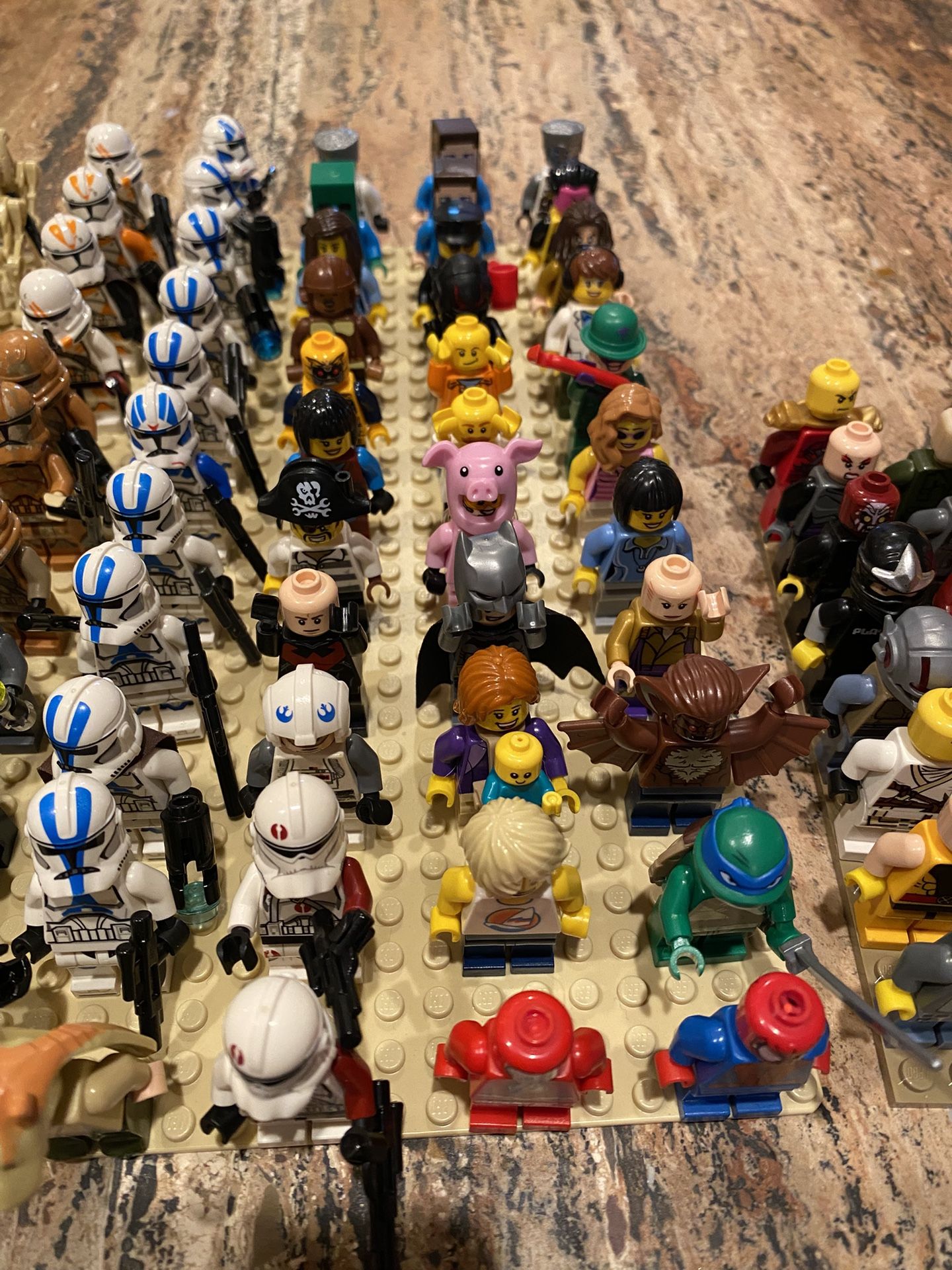 Huge LEGO lot Over 21 + Pounds Of Legos 117 + Minifigures  Instruction Books