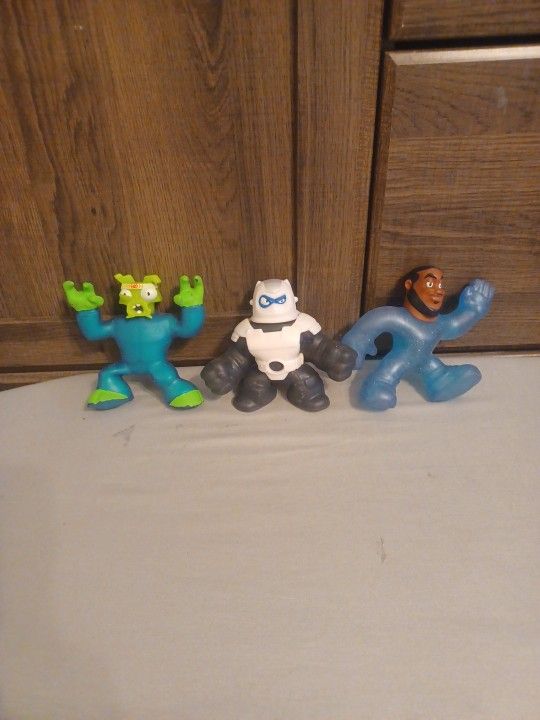 3 Heroes Of Goo Jit Zu Figures