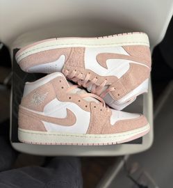 Jordan 1 Mid Legend Pink