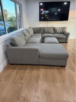 Thomasville Langdon Fabric Sectional with Storage Ottoman