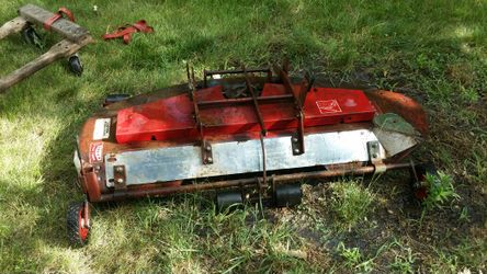 Lawn mower tractor deck assembly