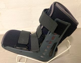 Donjoy Maxtrax Orthopedic Walking Brace / Boot