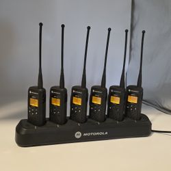 6 Motorola DTR 550 Digital two way radios 900mhz with base station