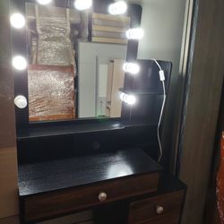 Dresser With Mirror And Lighting 