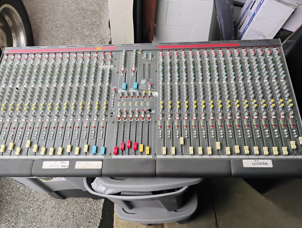 Allen And Heath GL 2200  Mixer