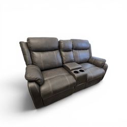 Like-New Dual Reclining Loveseat w/ Console & Cup Holders — FREE Delivery!