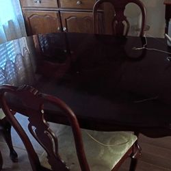 Queen Anne Dinning Table And Chairs 
