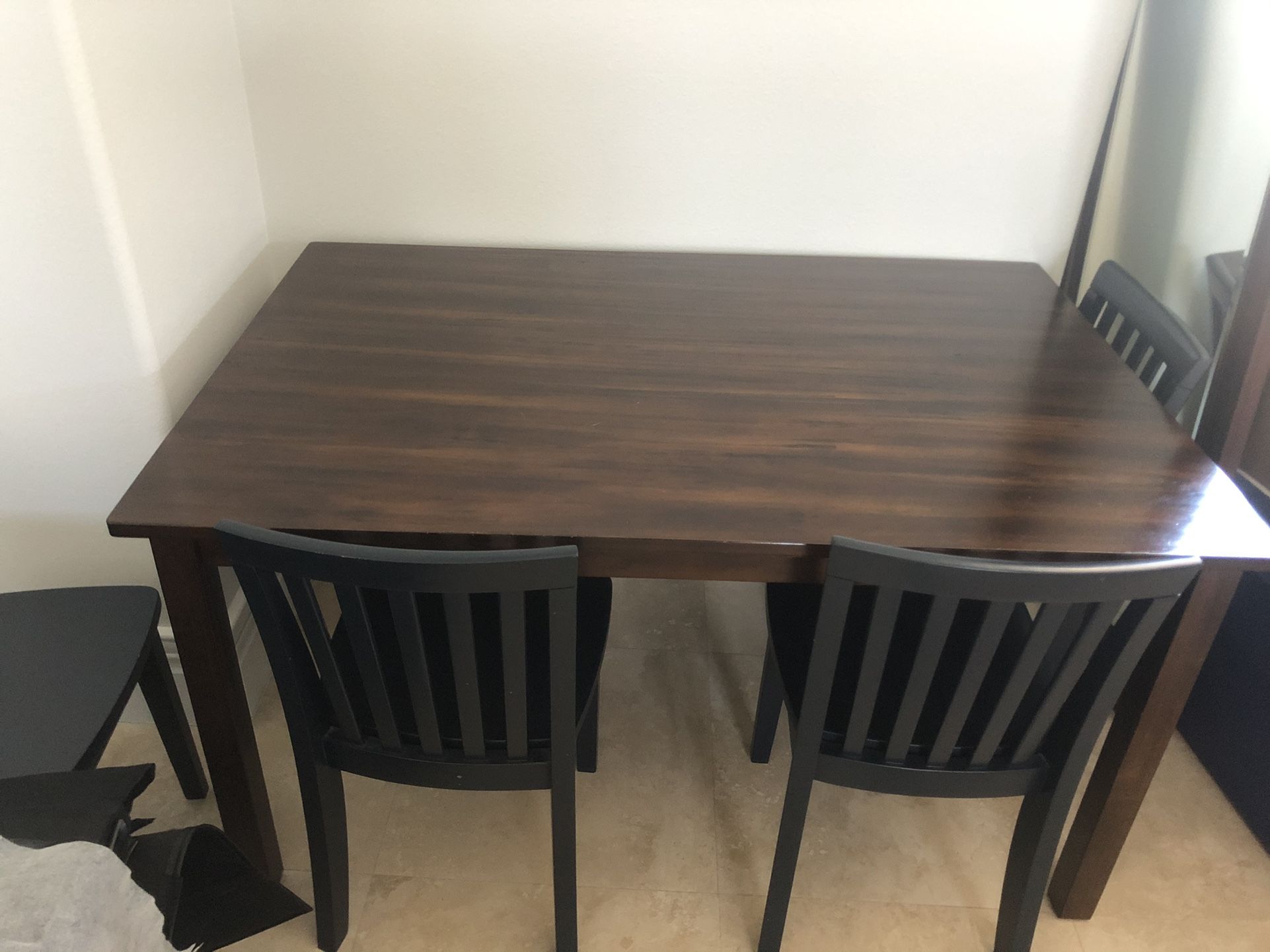 Pottery Barn Kids Table 4 Chairs Excellent Condition 