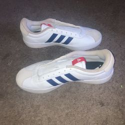 White/Navy Blue Adidas Size: 9 1/2