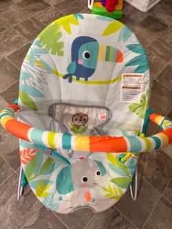 Baby bouncer with vibration jungle play