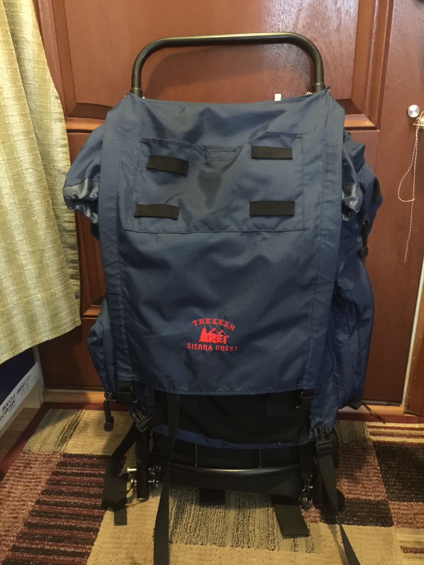 REI Sierra Crest Trekker backpack External frame size ML. (Camping, Hiking)