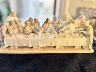 Beautiful vintage porcelain statue from the Valencia Collection featuring Leonardo da Vinci’s The Last Supper.