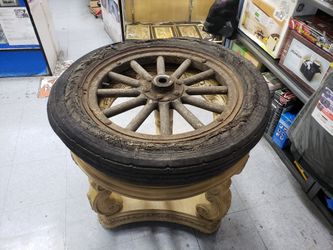 Rueda de automóvil antigua