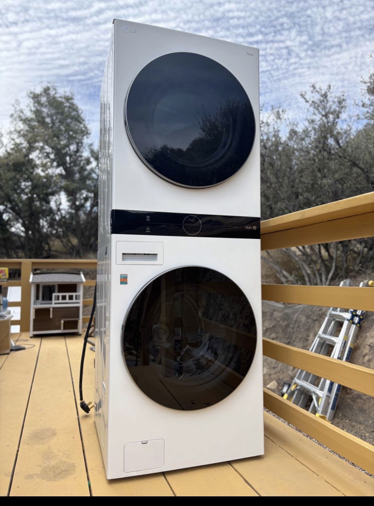 LG Wash Tower - Electric WKEX200HWA - Washer and Dyer combo! (cat not included)
