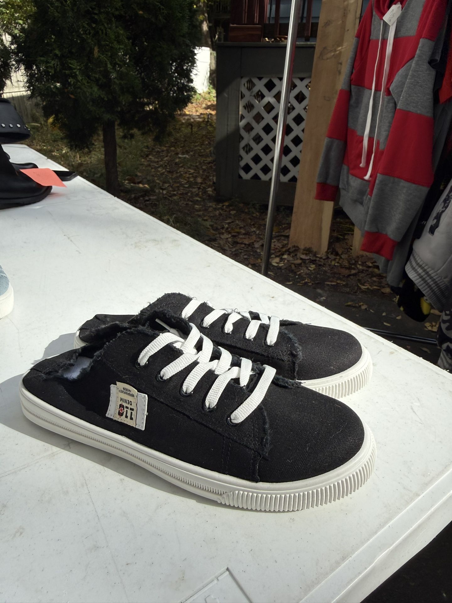 Black and white slip-on shoes size 43