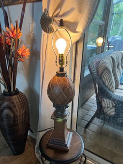Table lamp manufactured in1996 by  Casual lamp working excellent condition