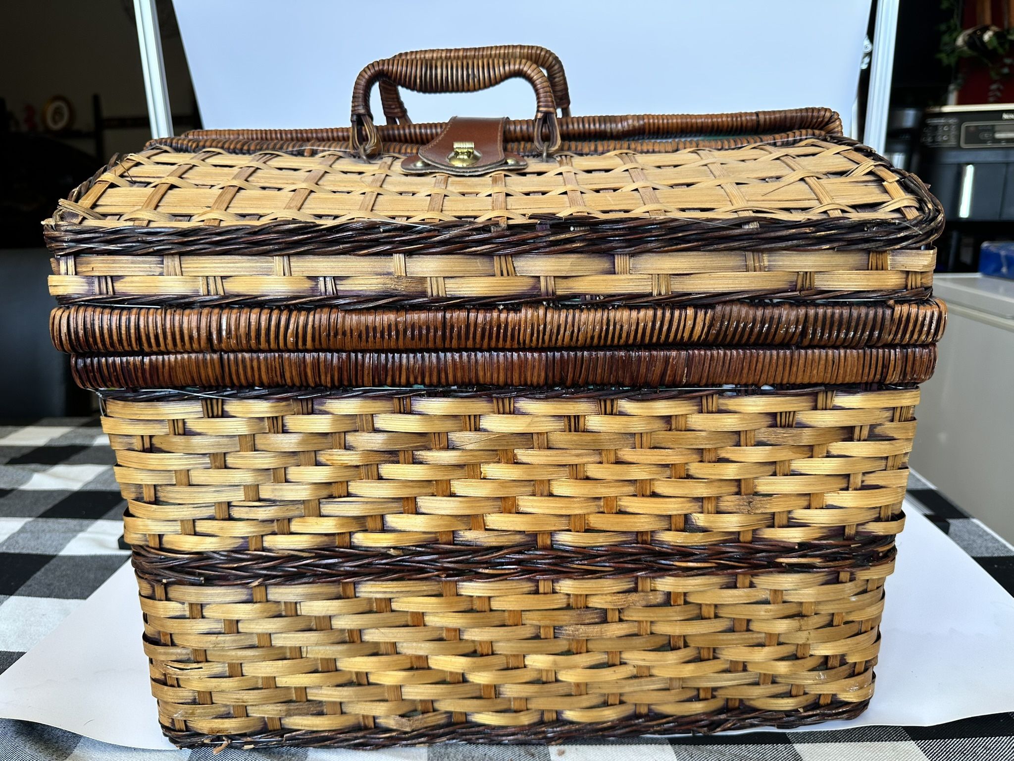Picnic Basket Woven Wicker w/ flatware Servings for 4