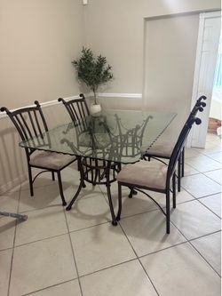 Dining  room table