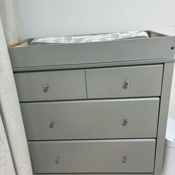 Storkcraft - Cómoda de 3 cajones con cambiador encima and changing pad