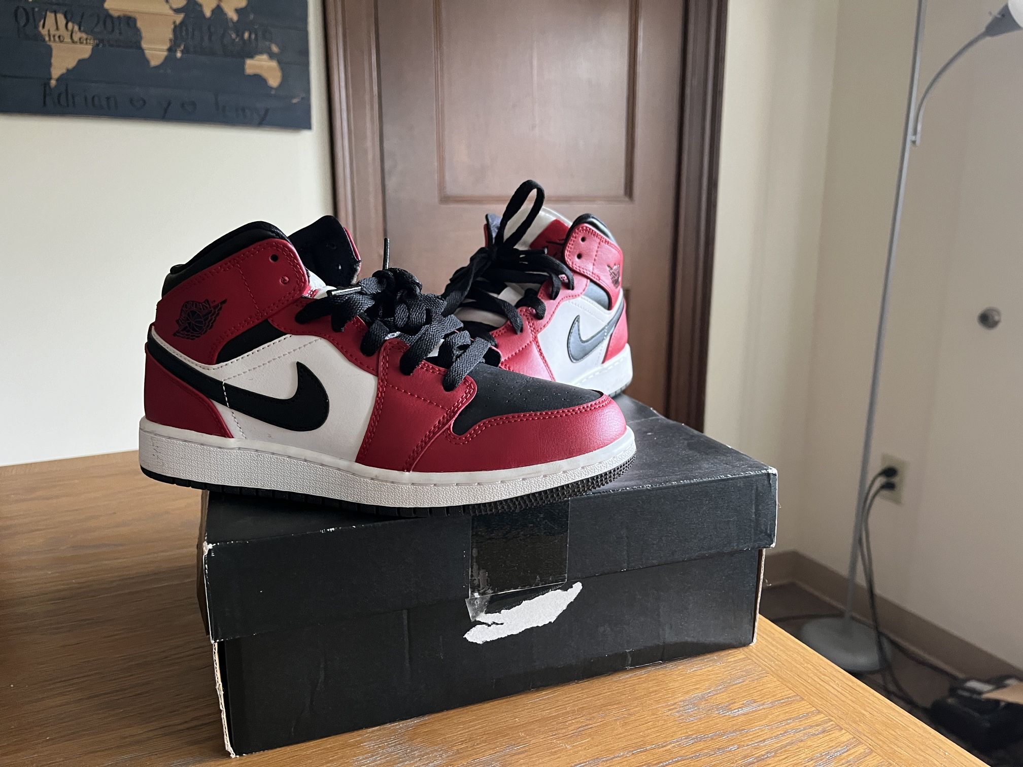 Jordan 1 Mid Chicago Black Toe