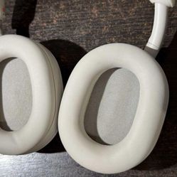 AS NEW SONY WH-1000XM5 wireless Noise Cancelling Headphones