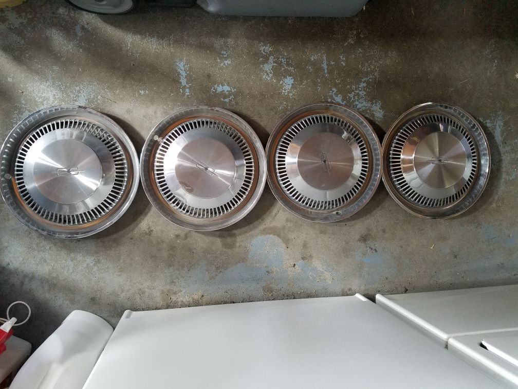 Original 72 Olds Cutlass hub caps in pristine condition 15inch rim