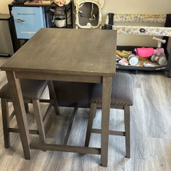 Table And Chairs Set. Great Condition 