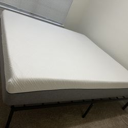 	•	King Size Memory Foam Mattress – Clean, Like  New 