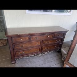 Dresser With Mirror 