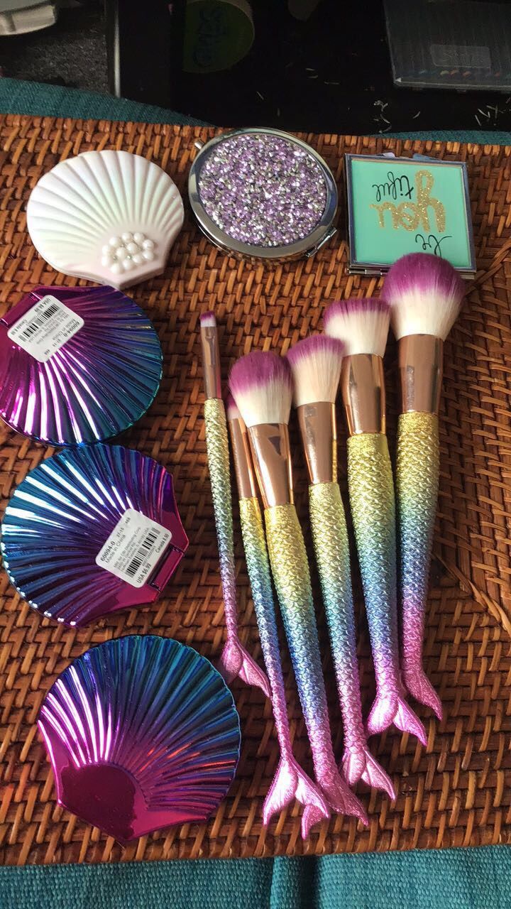Claire’s compact mirrors and set of mermaid makeup brushes Brand new with original price tags preferred to sell as lot