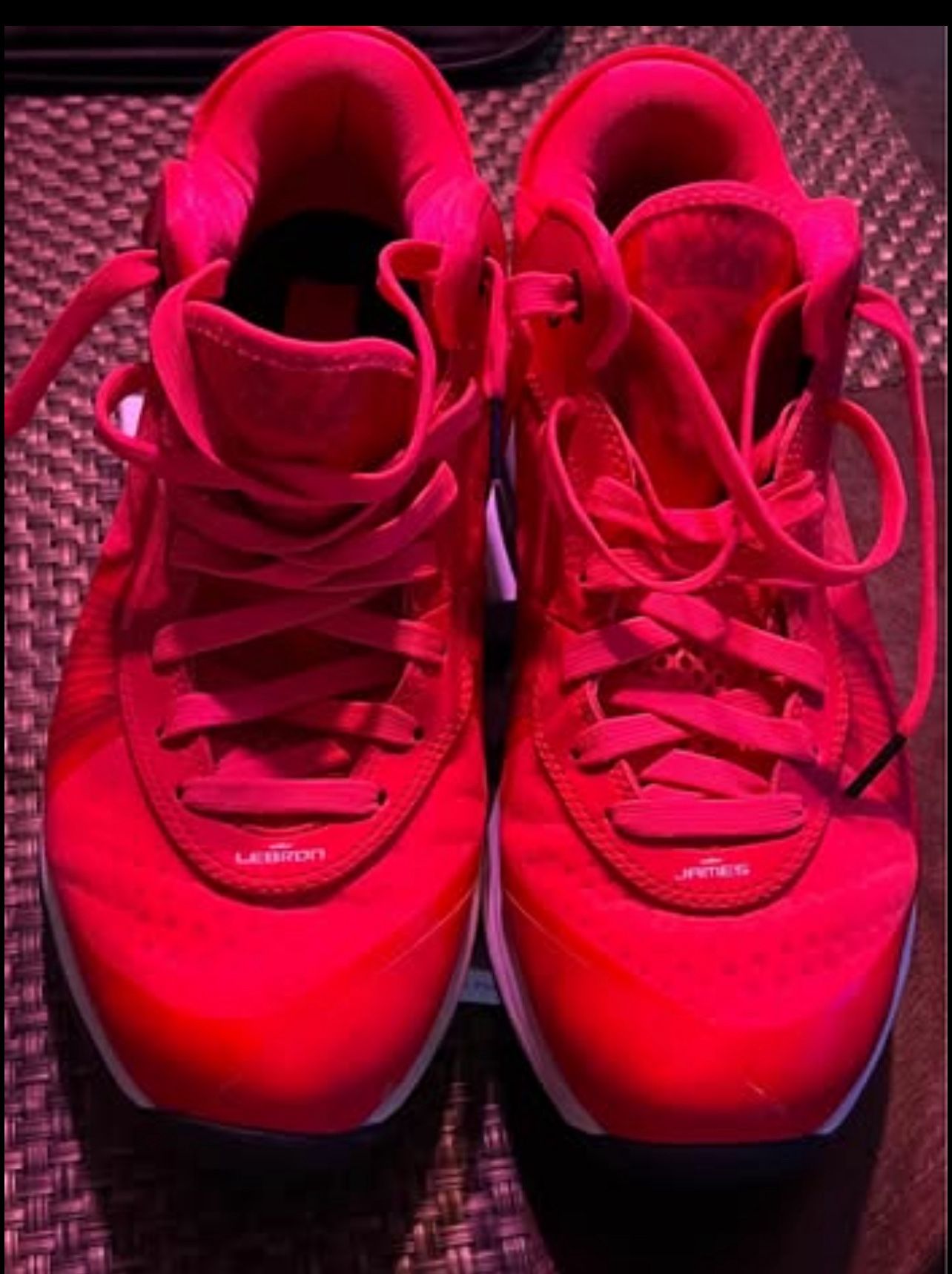 Collectors item Mens Nike LeBrons 2011 9.5 low v2 Solar Red