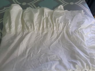 Crib white bedskirt