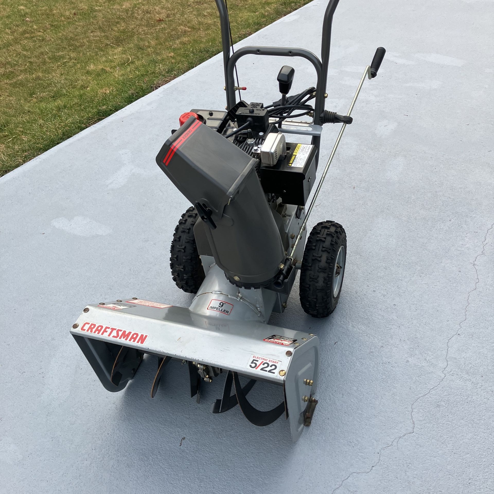 CRAFTSMAN SNOW BLOWER Used Only 2 Times 208cc 5hp 22” Width ELECTRIC START 6 Forward Speeds 2 Reverse Like New