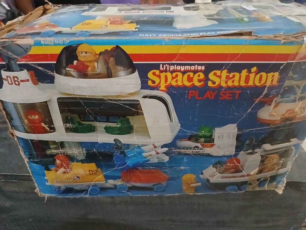 Vintage 1984 Lil Playmates Space Station Play Set Used Complete