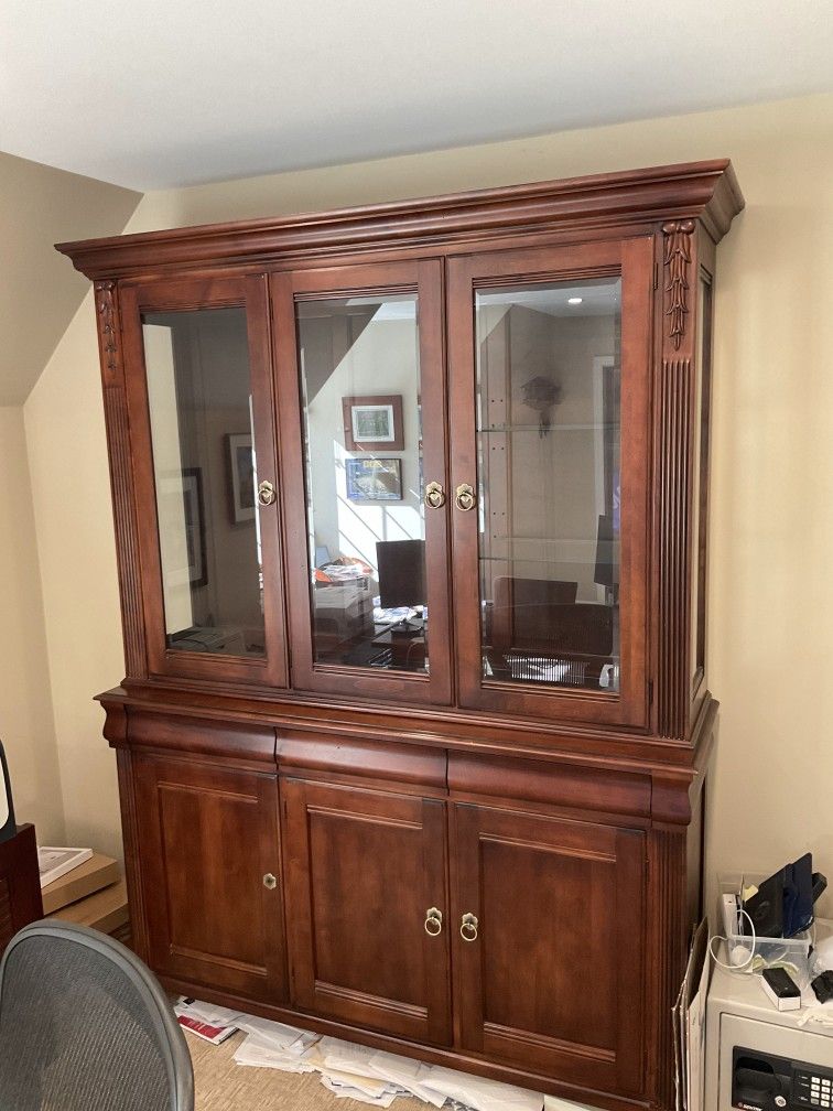 Ethan Allen British Classics Cherry Wood China Cabinet - Lights Up!