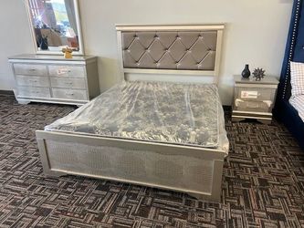 QUEEN SIZE BED, NIGHTSTAND, DRESSER AND MIRROR // WE DELIVER