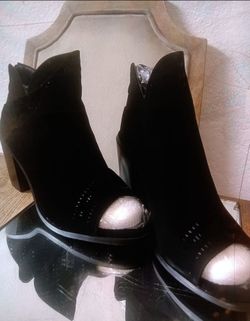 Peep toe boots