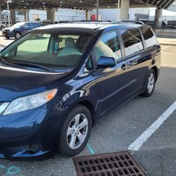 2010 Toyota Sienna CLEAN TITLE 